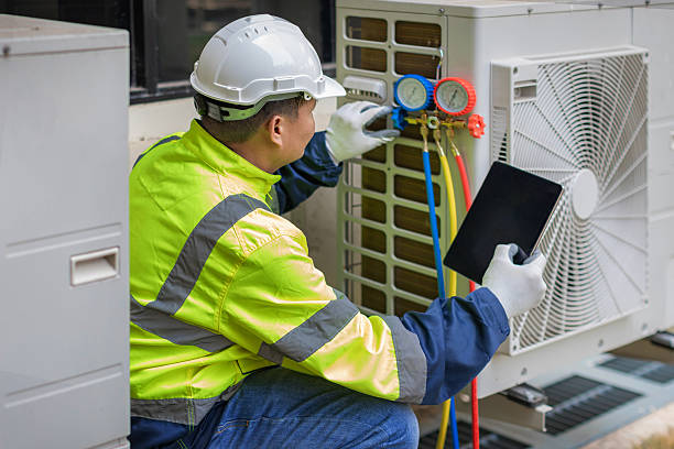 Professional Hvac Installation technician working in Estero, FL